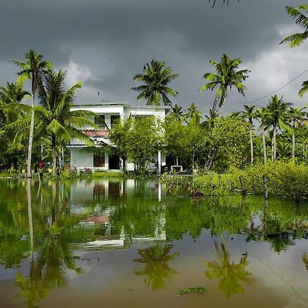 Aqua Green Home Stay Munroe Island Esterno foto