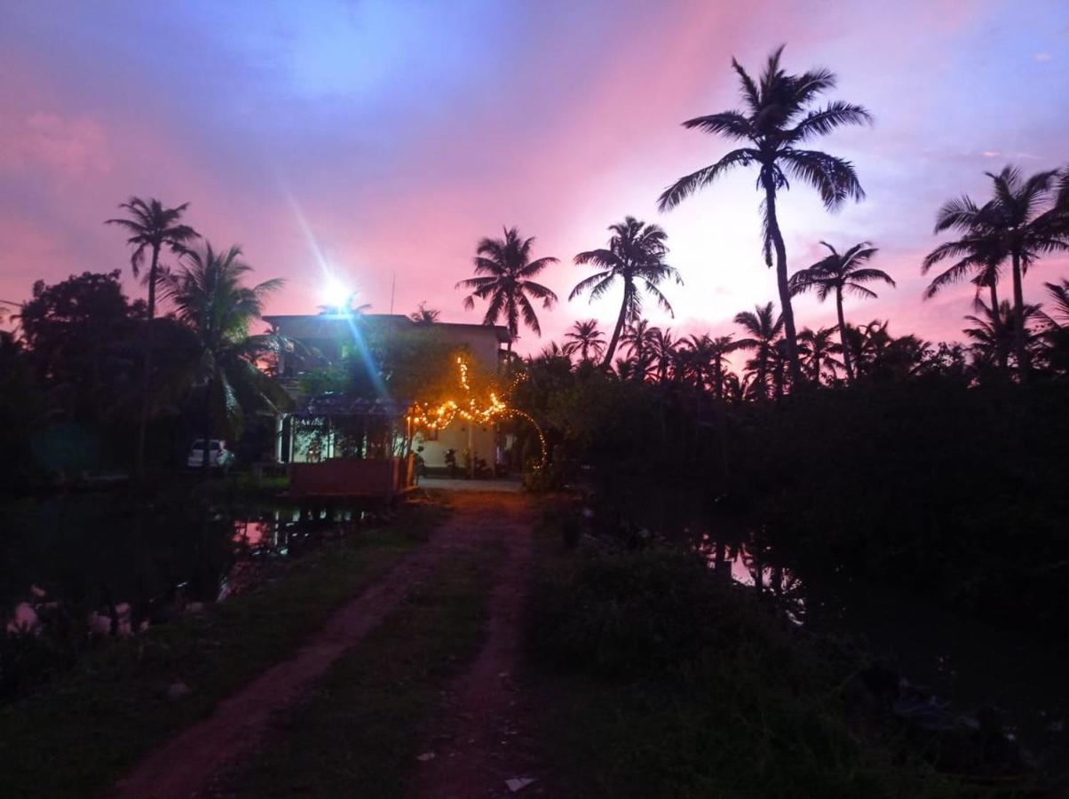 Aqua Green Home Stay Munroe Island Esterno foto