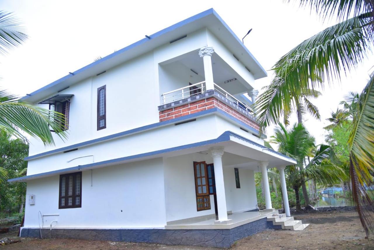 Aqua Green Home Stay Munroe Island Esterno foto